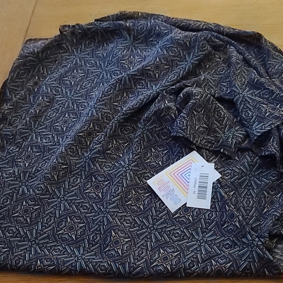 Lularoe NWT MEDIUM LINDSAY